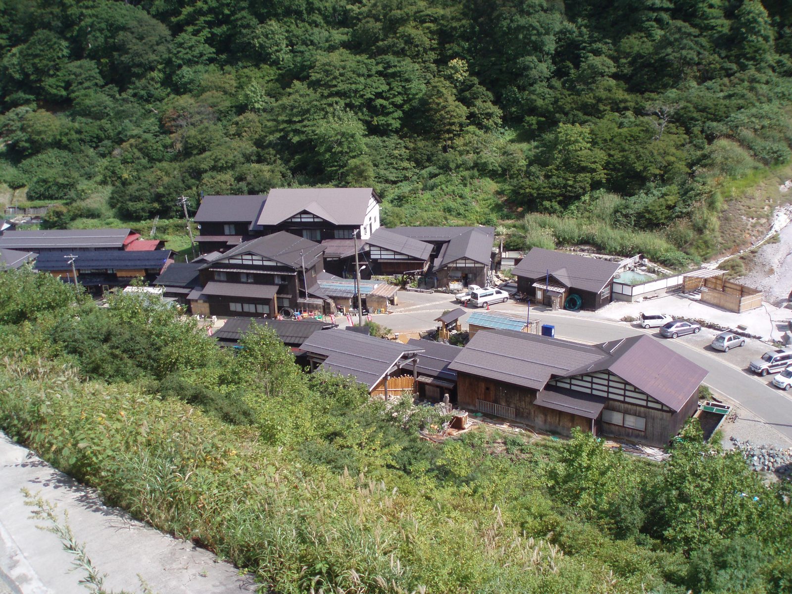山あいに佇む秘湯、泥湯温泉の集落