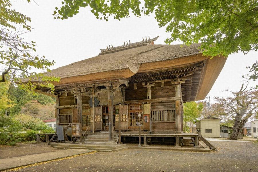 紅葉に包まれる恵隆寺観音堂