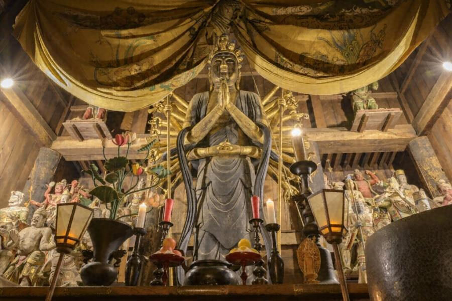 恵隆寺観音堂に安置される本尊、立木千手観音像