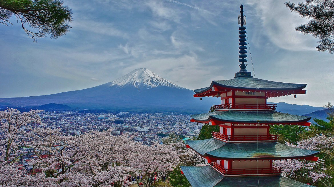 満開の桜と忠霊塔、その先にそびえる富士山