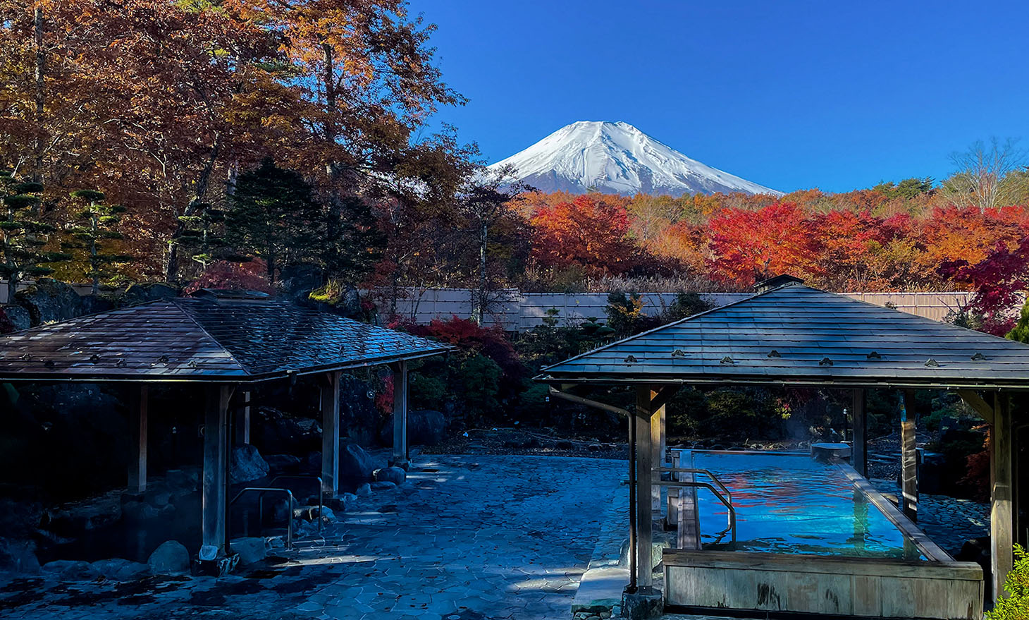 紅富士の湯の露天風呂と紅葉した富士山麓