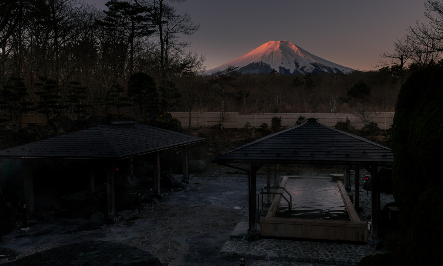 紅富士の湯の露天風呂と朝焼けに染まる紅富士
