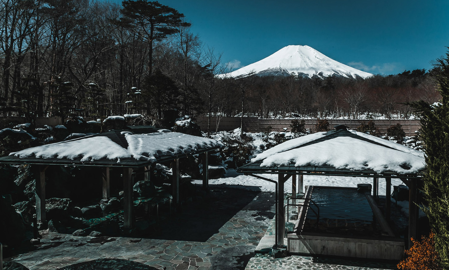 山中湖温泉 紅富士の湯の露天風呂と、雪化粧した富士山の風景