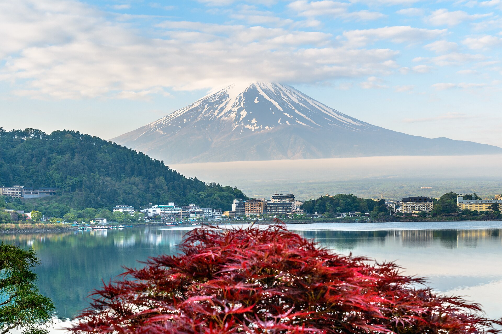 紅葉に染まる河口湖と富士山