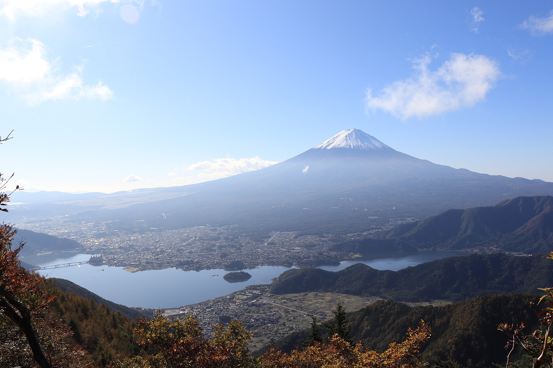 FUJIYAMAツインテラスから望む富士山と河口湖