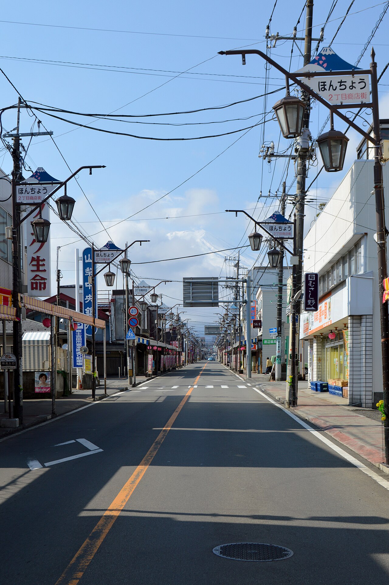 富士吉田本町通りと正面にそびえる富士山