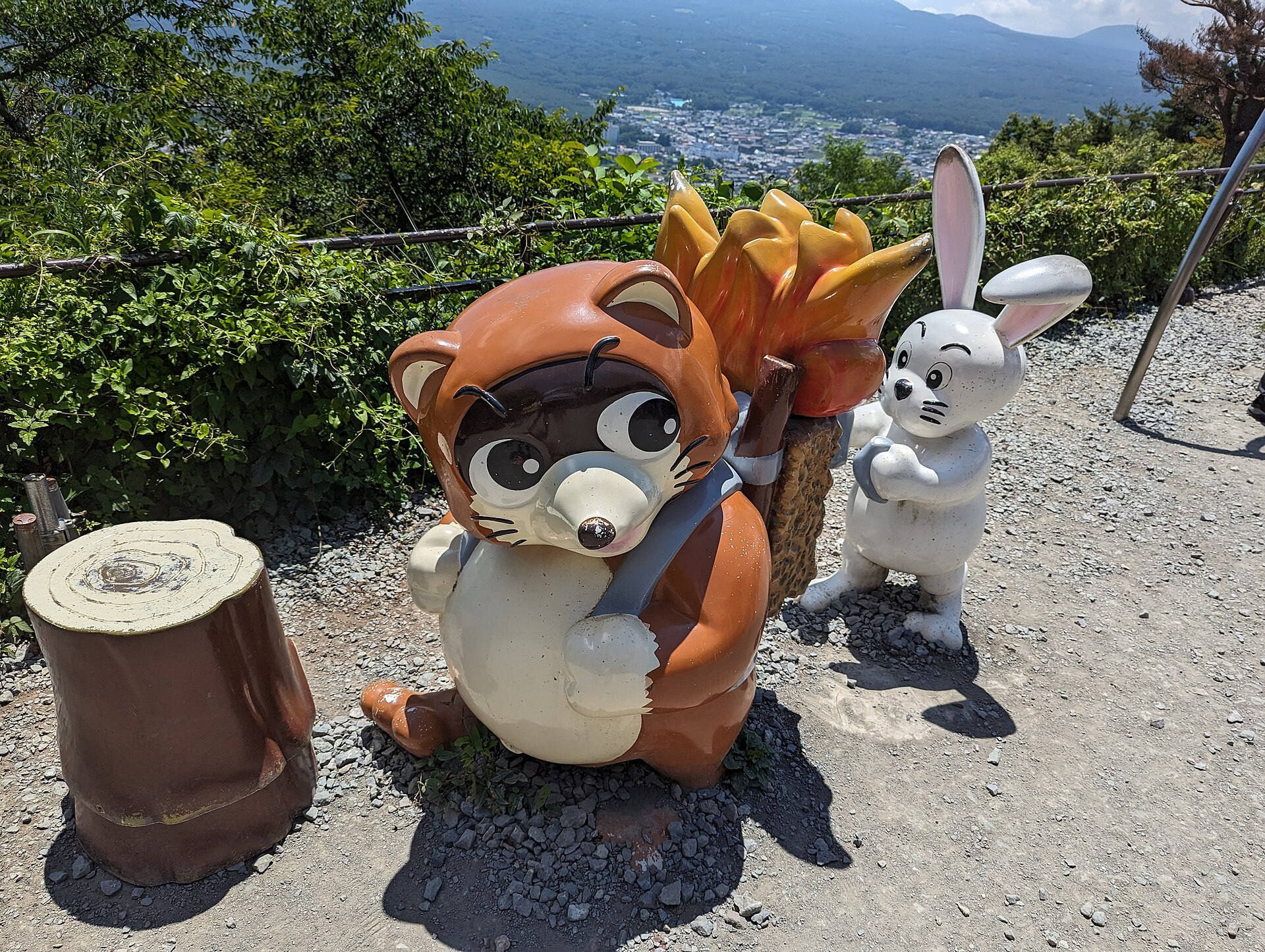 山頂に立つたぬきとうさぎの像