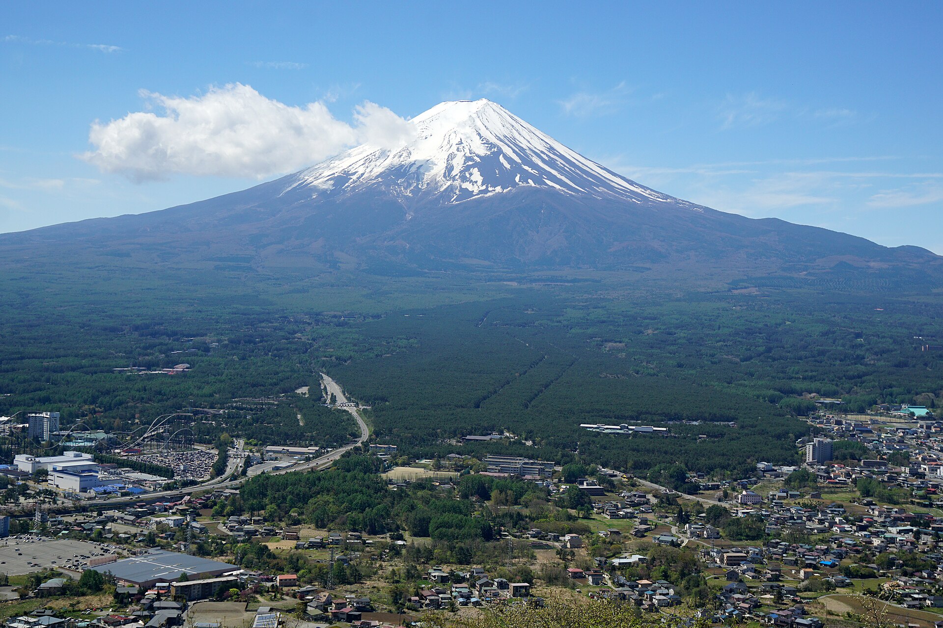カチカチ山ロープウェイの天上山から望む河口湖と富士山