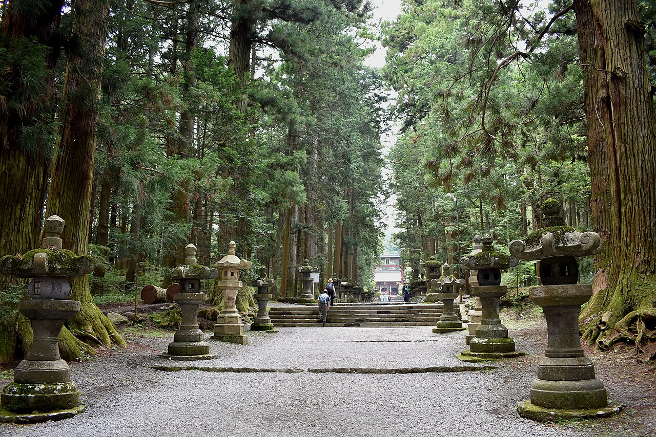 石灯籠と杉木立が続く北口本宮冨士浅間神社の参道
