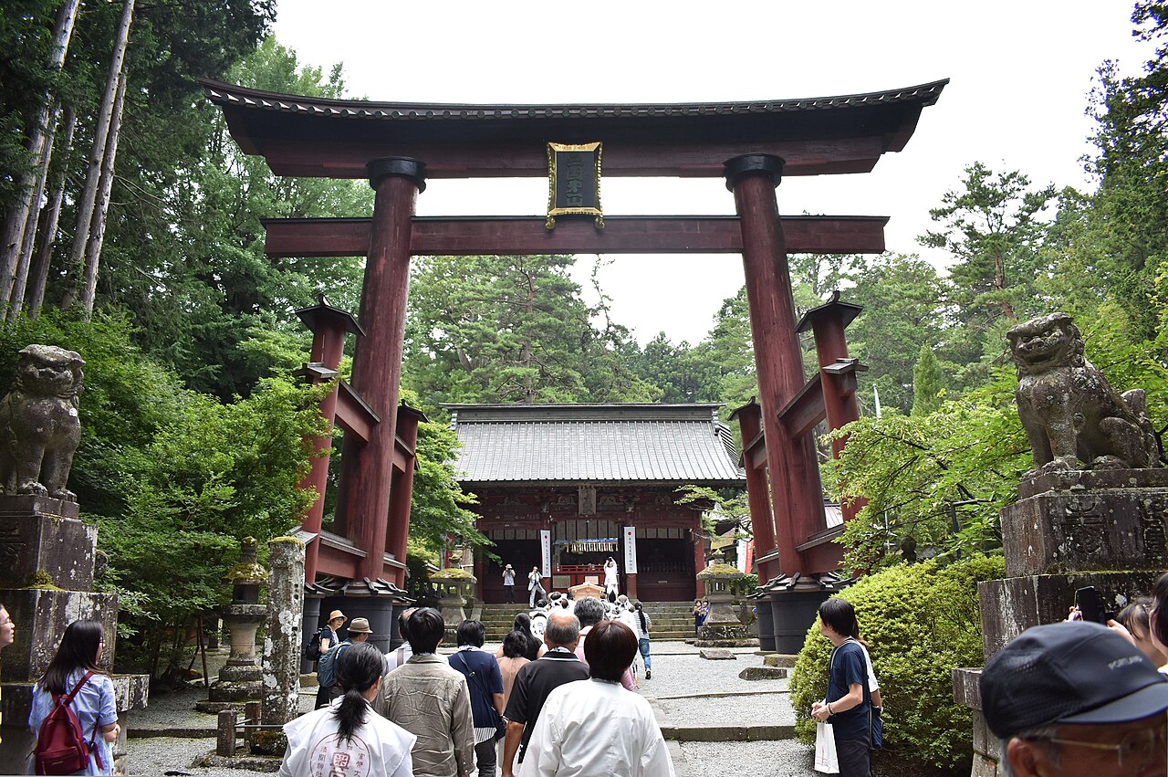 北口本宮冨士浅間神社の木造大鳥居と社殿、参拝者