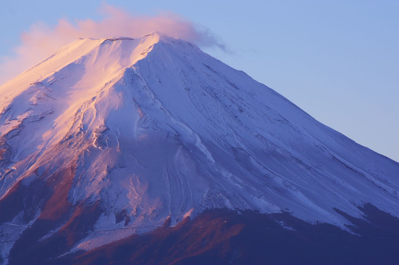 朝焼けに染まる富士山の頂(御坂峠)