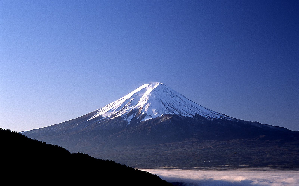 眼下に雲海が広がる御坂峠からの富士山