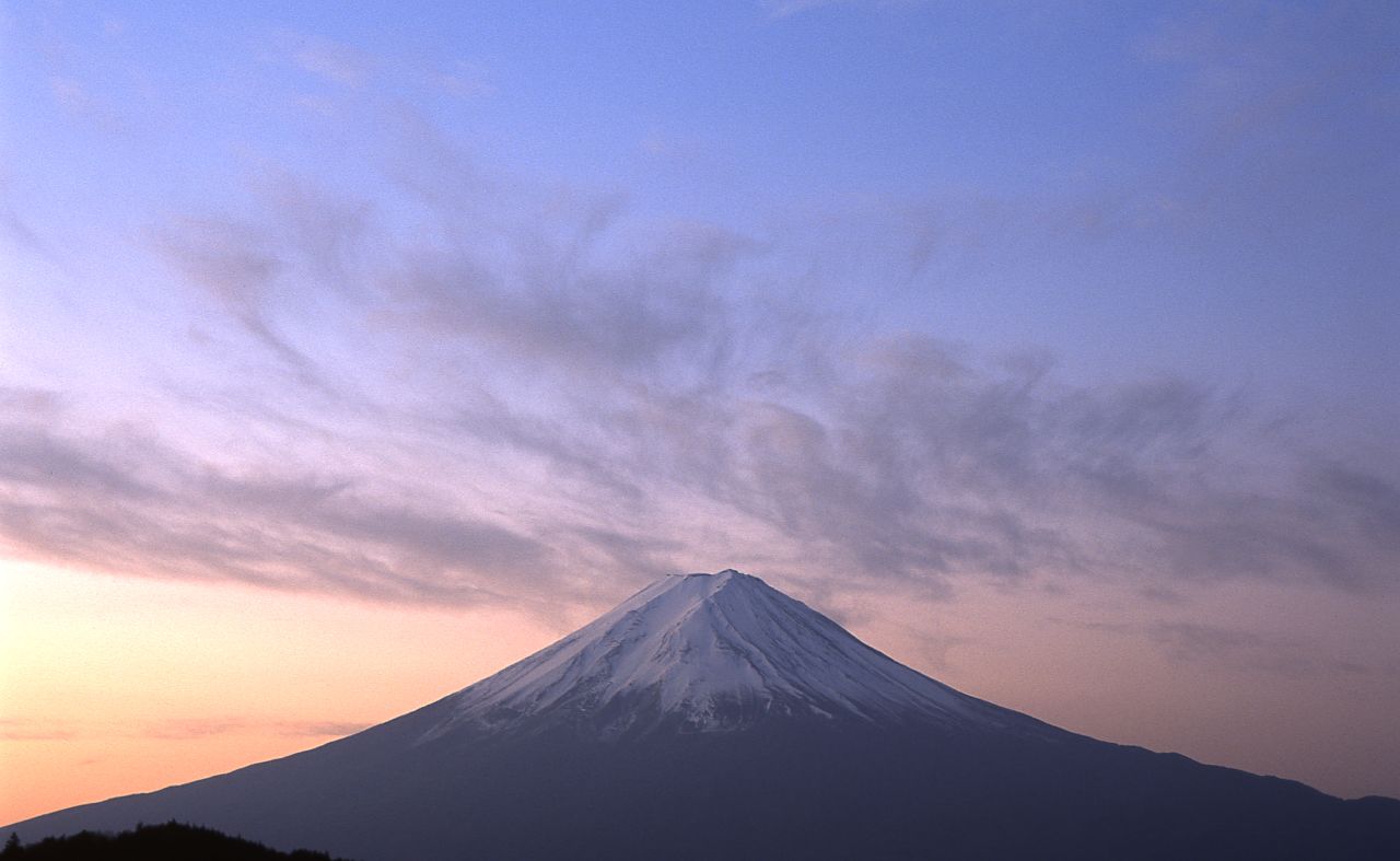 御坂峠から望む富士山、夕暮れの茜色に染まる空と河口湖方面の眺め