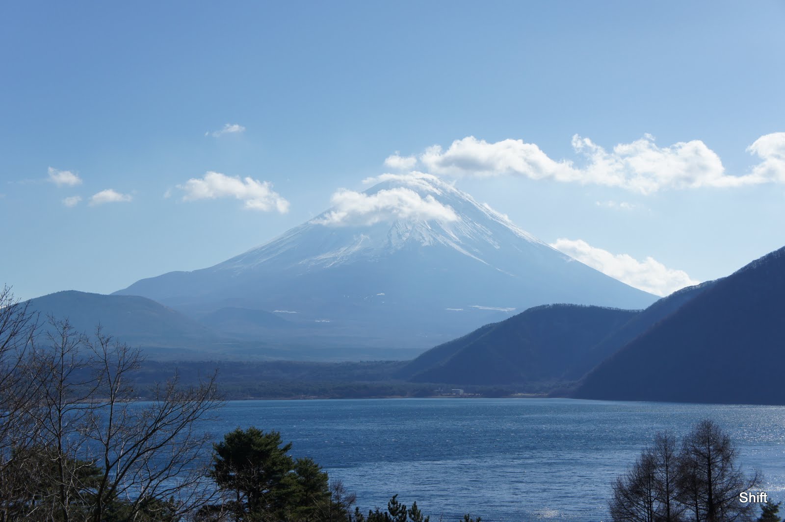 本栖湖 中ノ倉峠展望地
