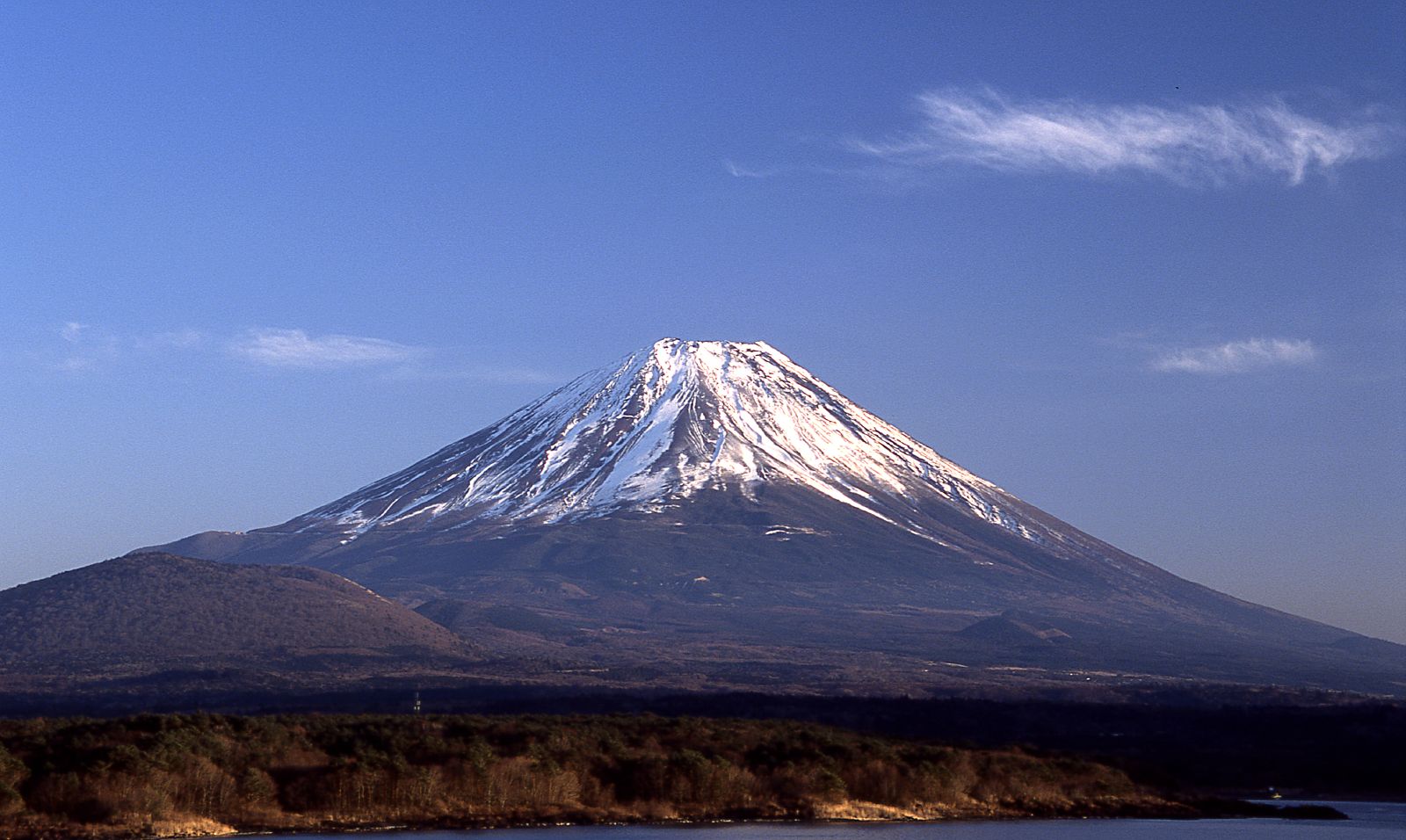本栖湖 中ノ倉峠から望む逆さ富士