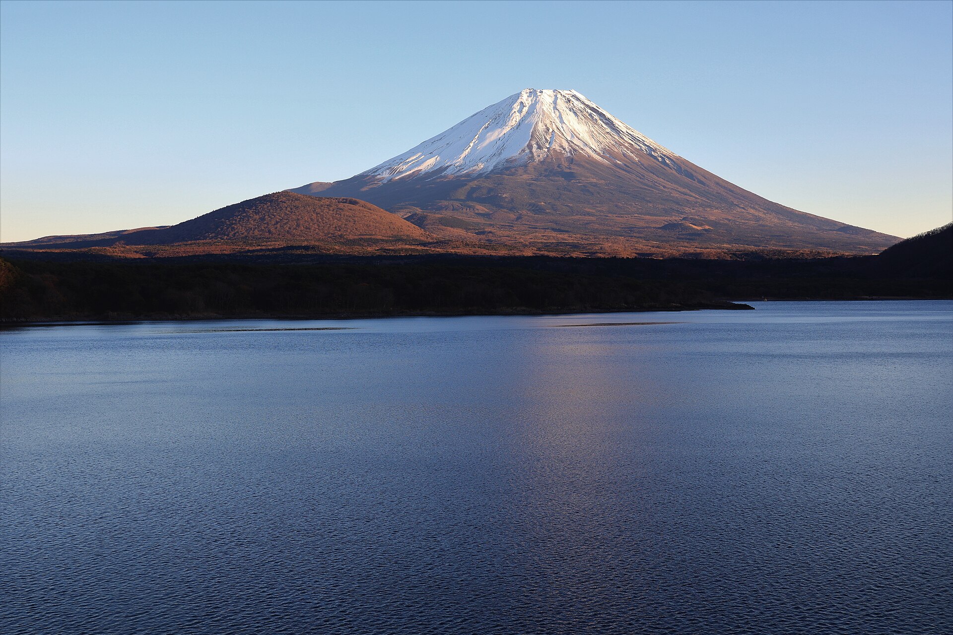 本栖湖 中ノ倉峠から望む逆さ富士