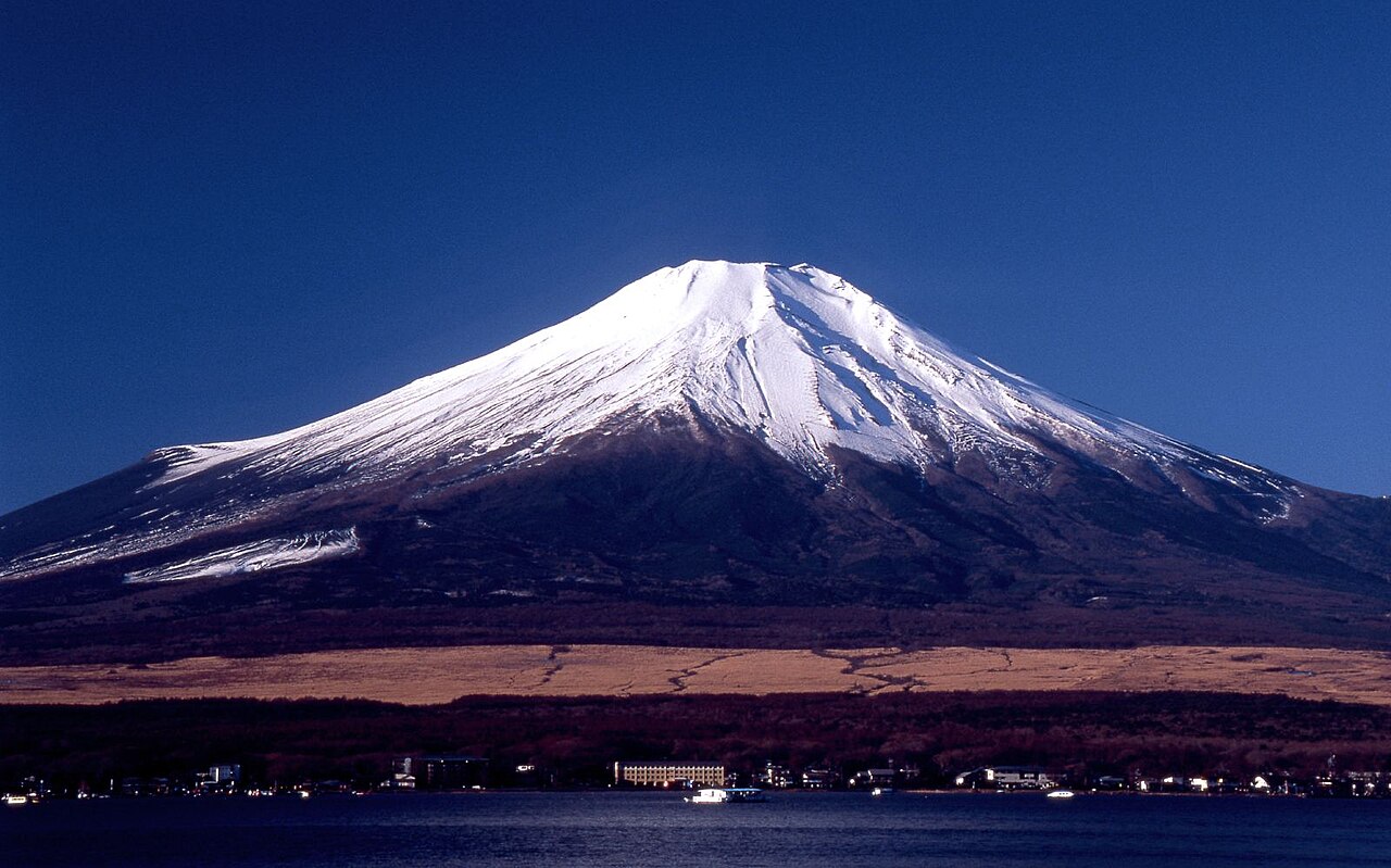 山中湖と青空に映える富士山