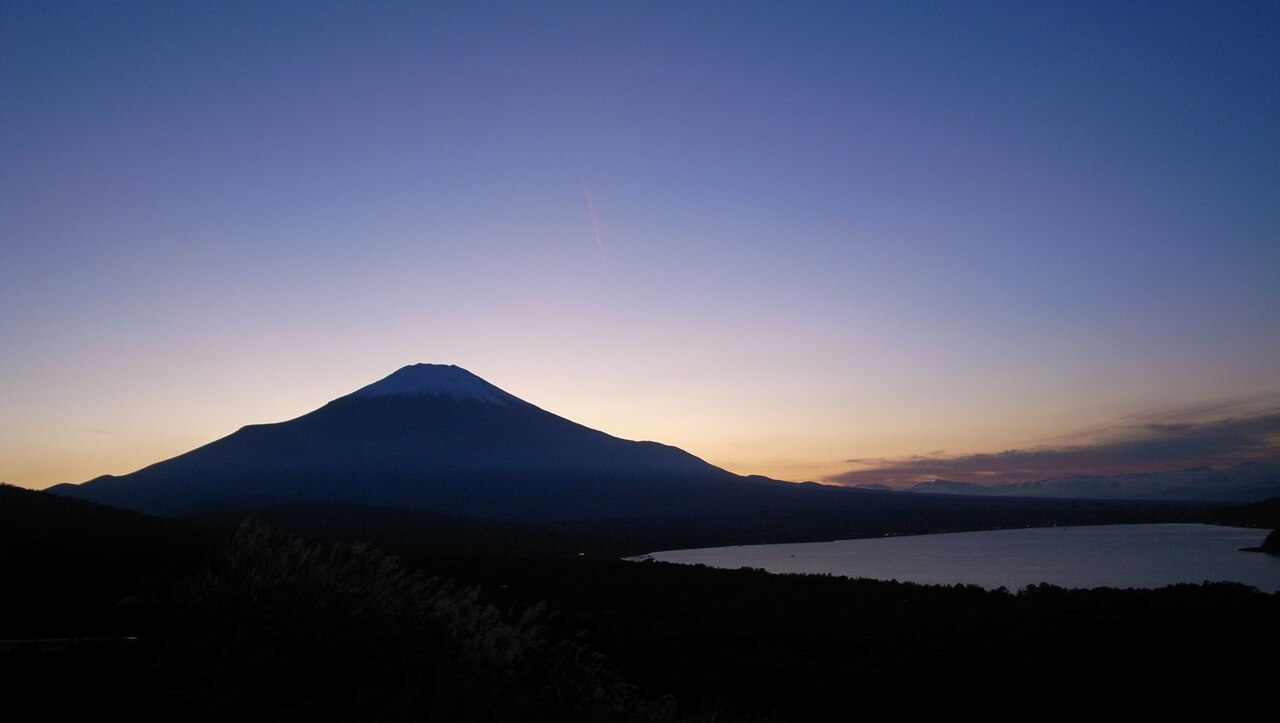 夕暮れの山中湖と富士山のシルエット