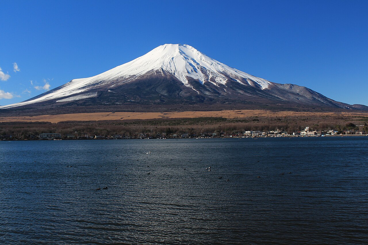 長池親水公園から山中湖越しに望む富士山
