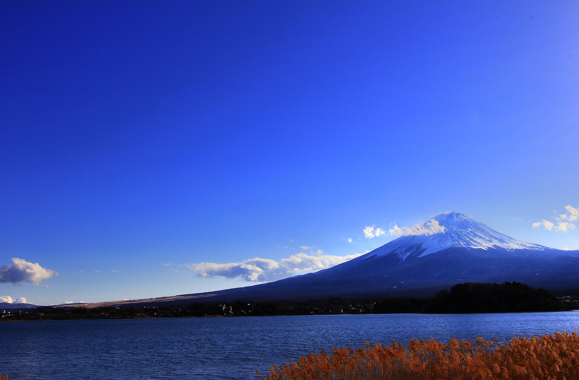 河口湖北岸から望む冠雪の富士山と青空