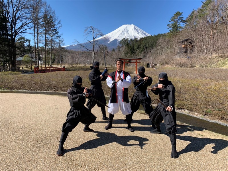 忍野しのびの里の忍者と富士山庭園