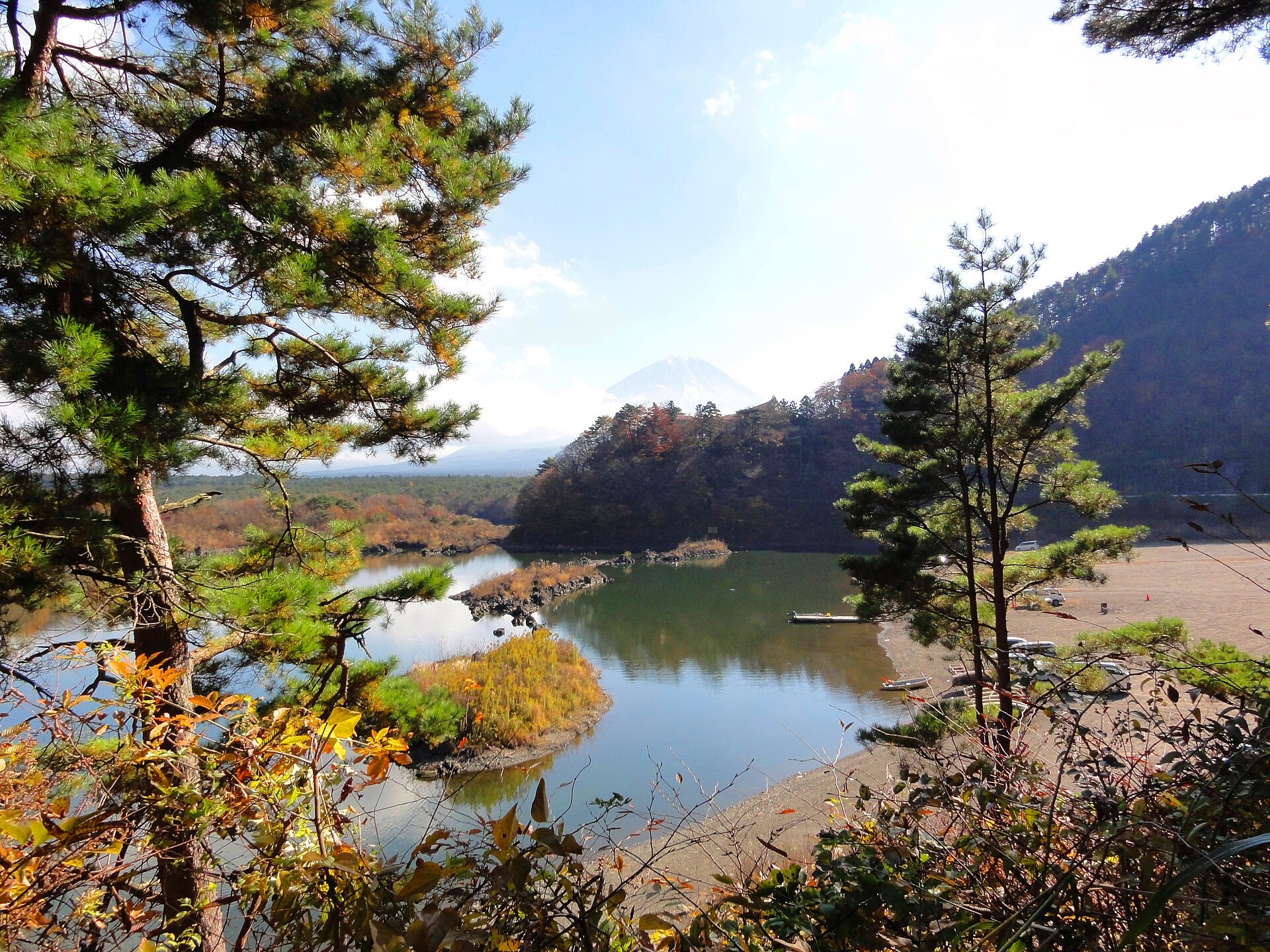 精進湖のほとりから望む冠雪の富士山
