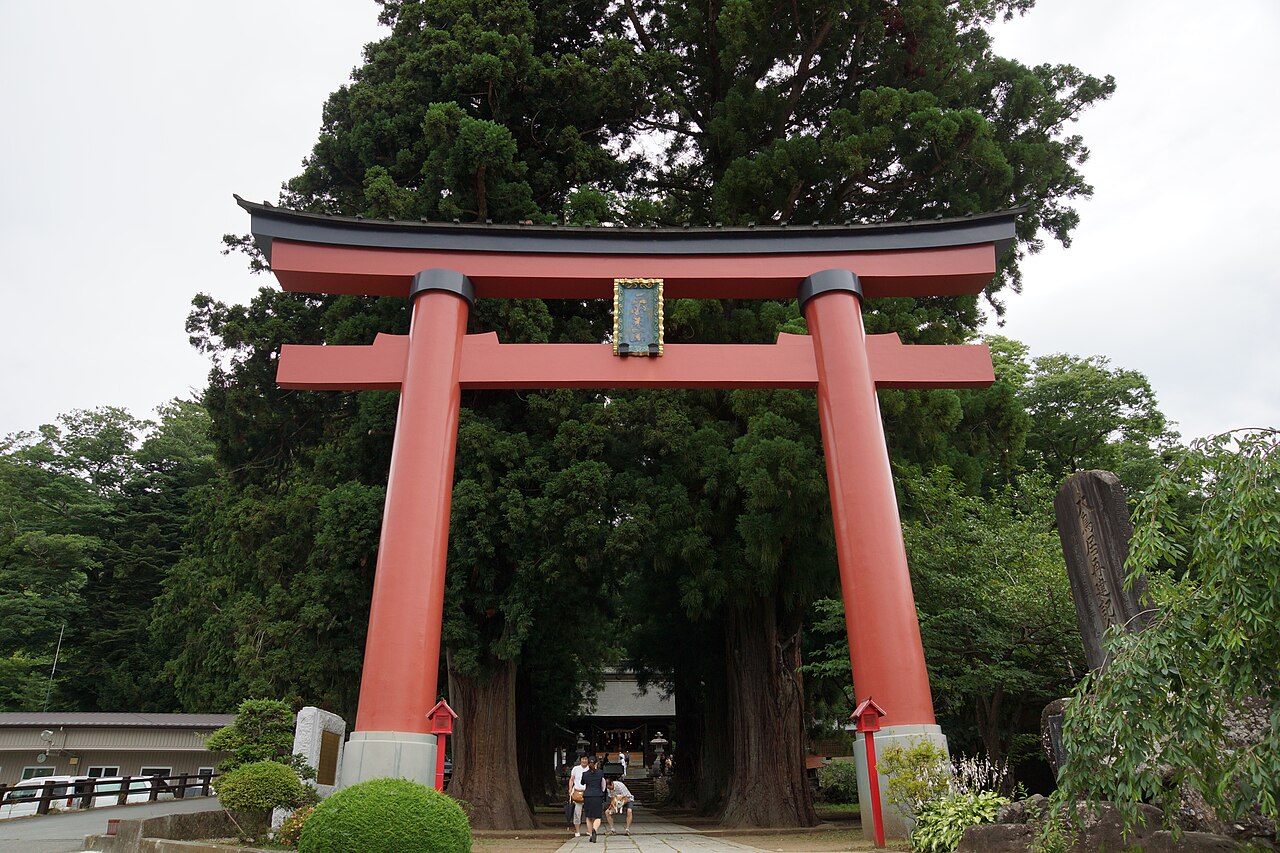河口浅間神社の朱塗りの大鳥居と七本杉
