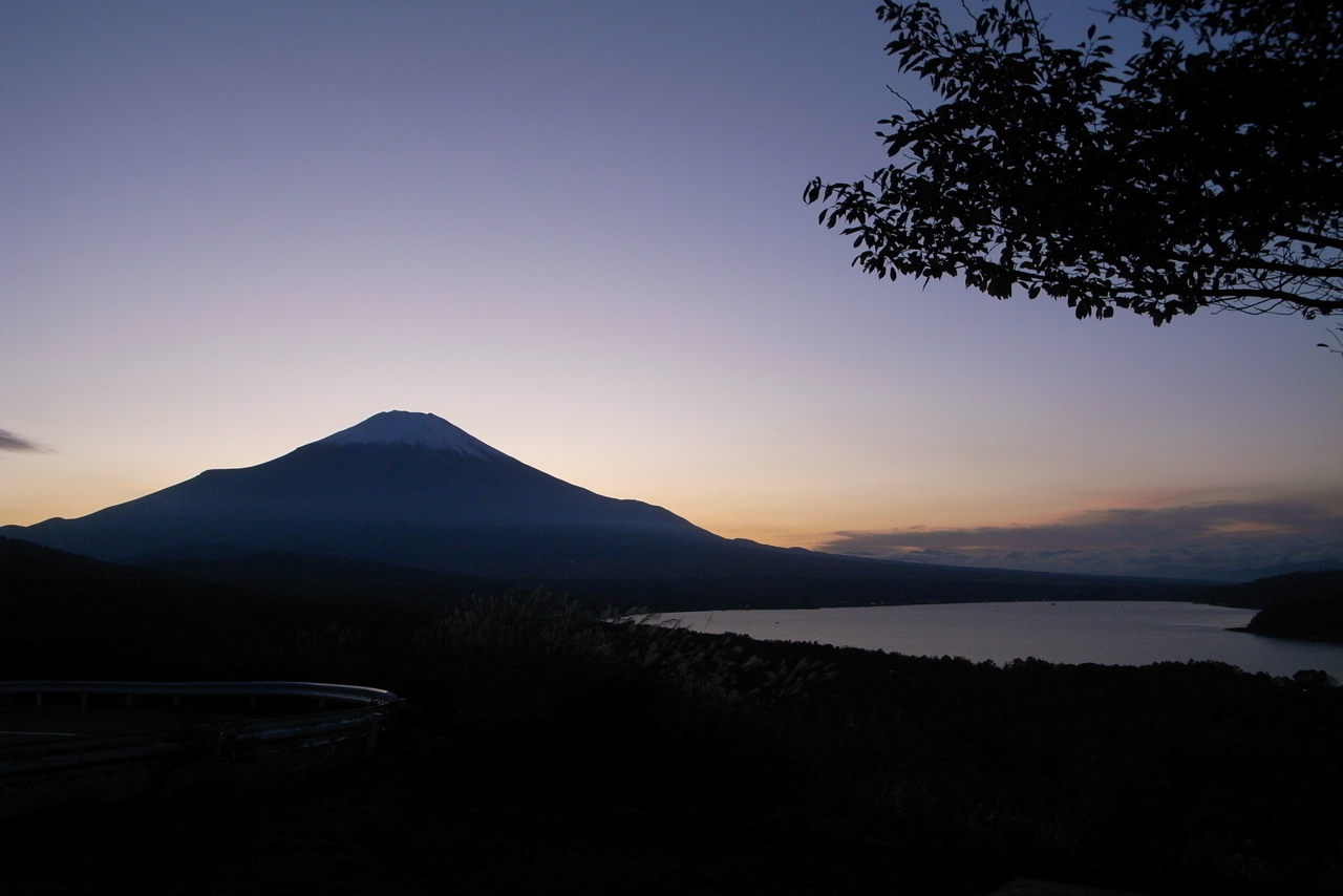 夕暮れの山中湖に浮かぶ富士山のシルエット
