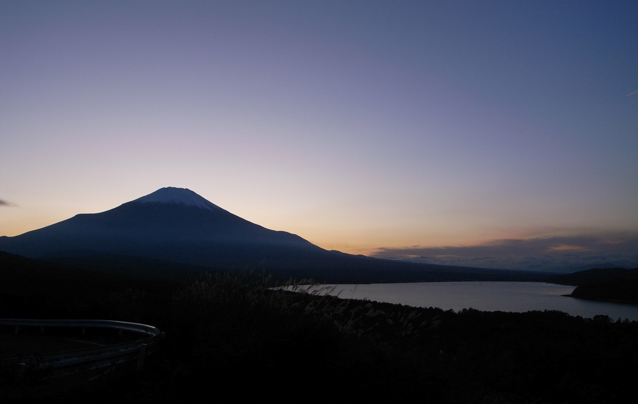 山中湖と富士山のたそがれの風景