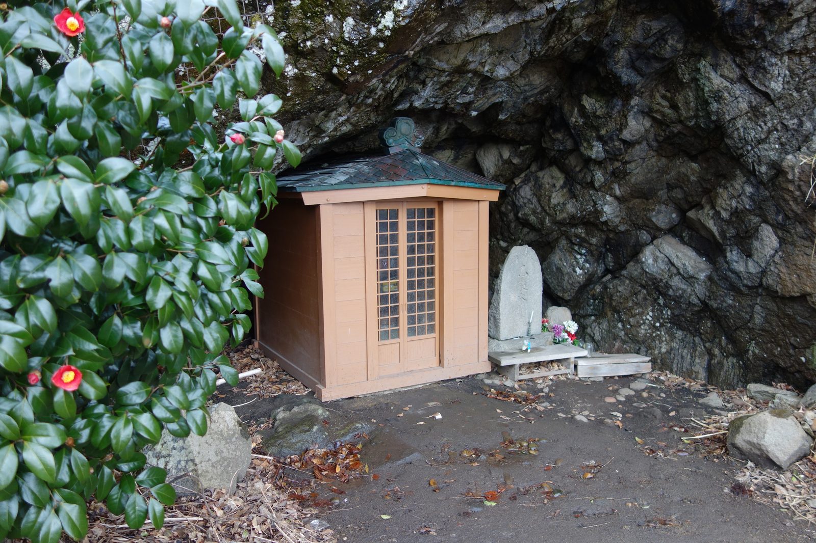 三倉鼻の夫殿の岩窟に祀られた祠