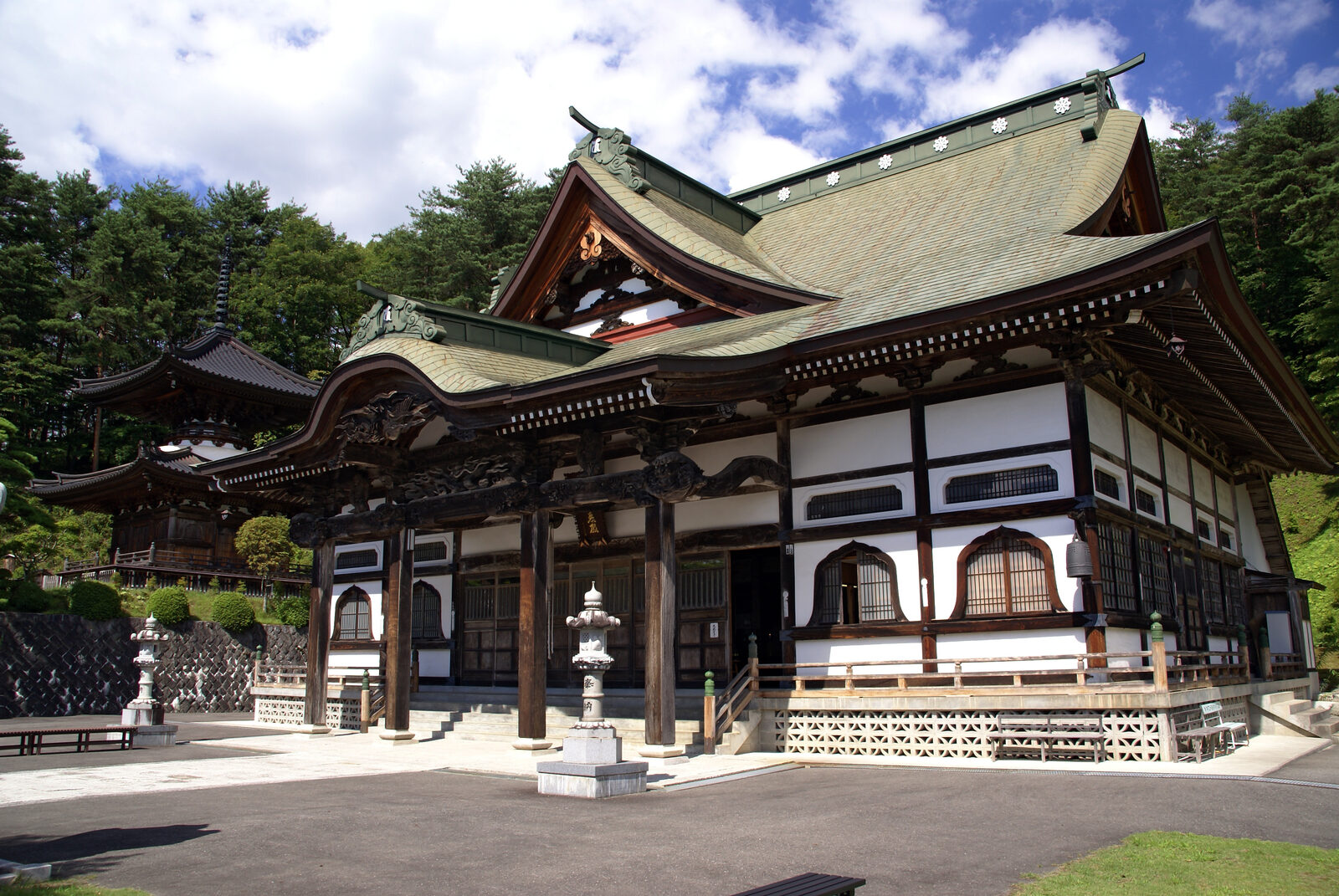 福泉寺の大観音堂を望む境内