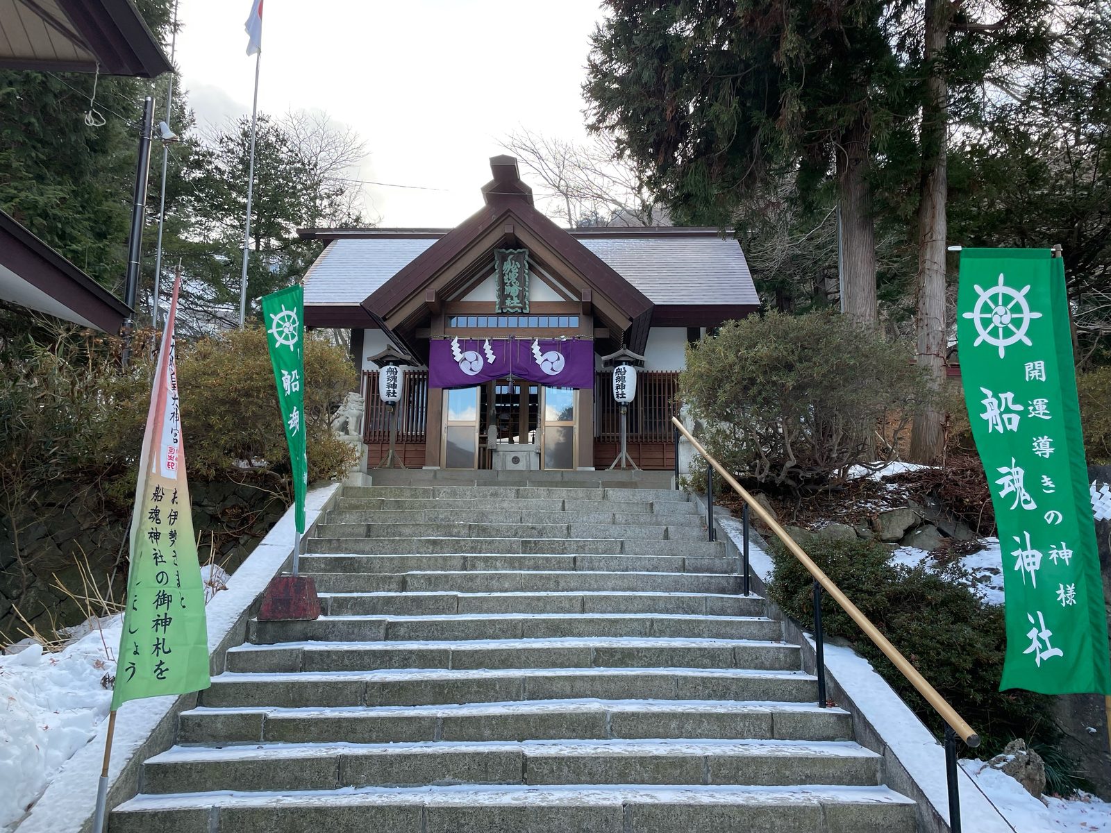 北海道函館市 船魂神社の社殿と石段の参道