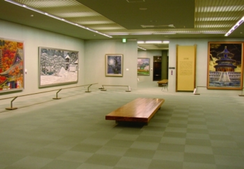 後藤純男の日本画の大作が並ぶ展示室
