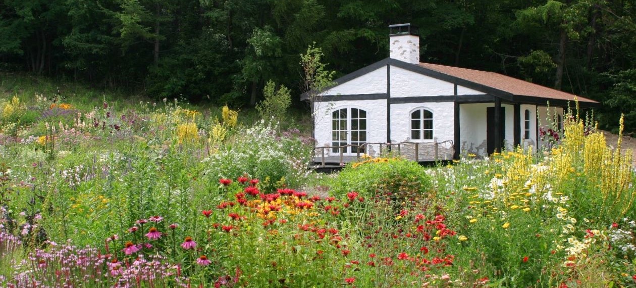 風のガーデンの白い建物と色とりどりの花畑
