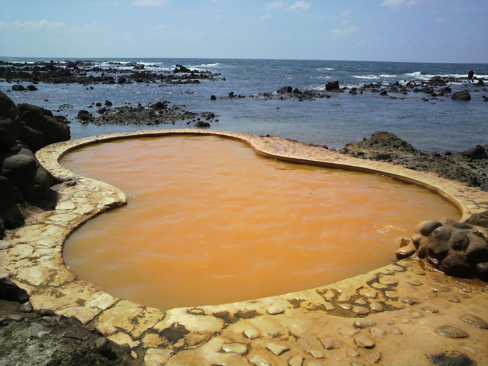黄金崎不老ふ死温泉の海辺の露天風呂