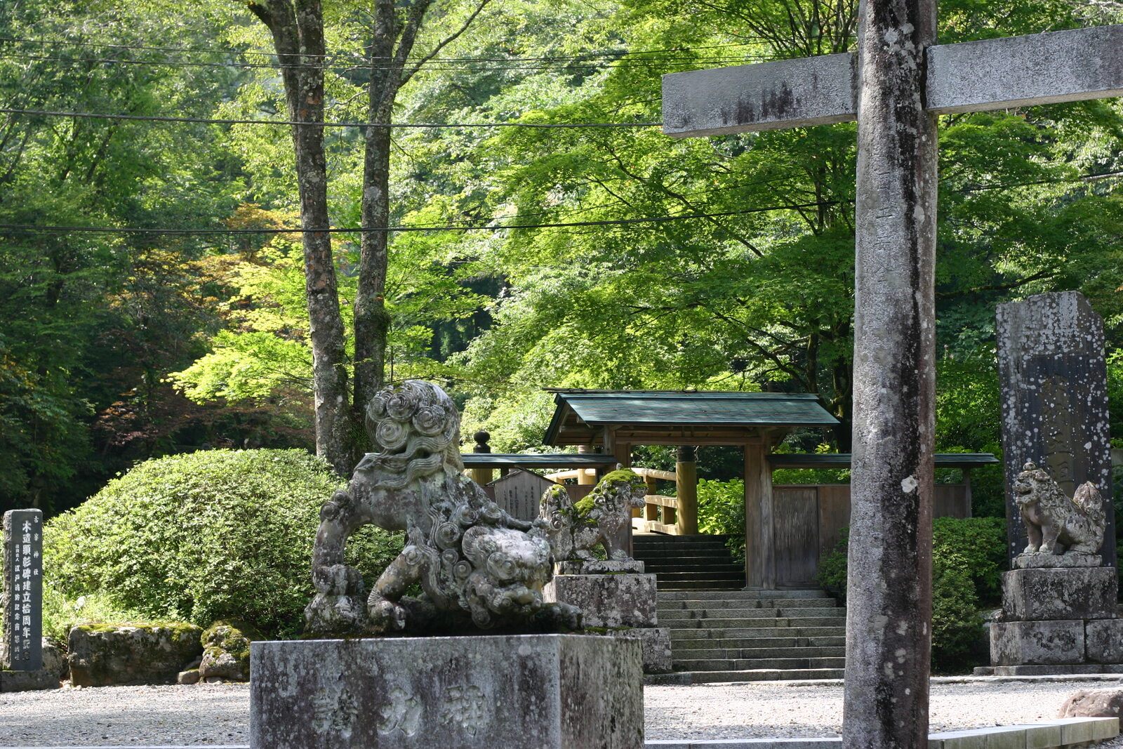 古峯神社の随神門と狛犬、緑豊かな参道