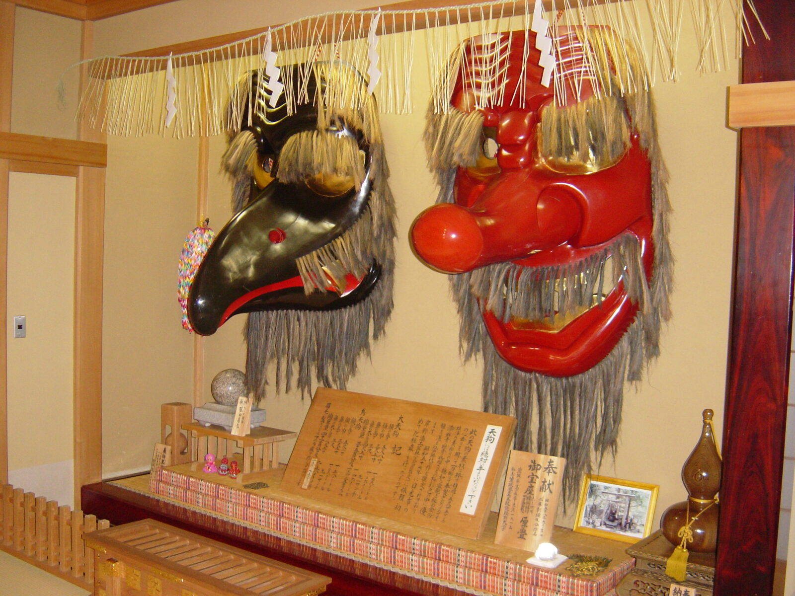 古峯神社に奉納された黒天狗と赤天狗の面