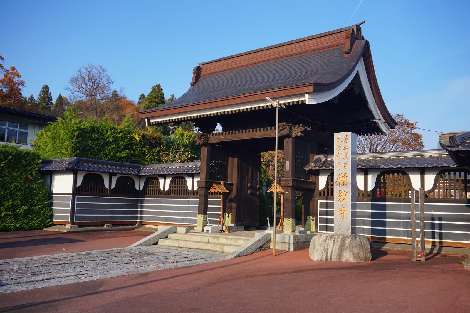願教寺の山門