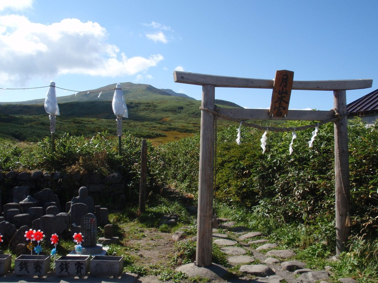 月山神社本宮の鳥居と月山山頂の稜線