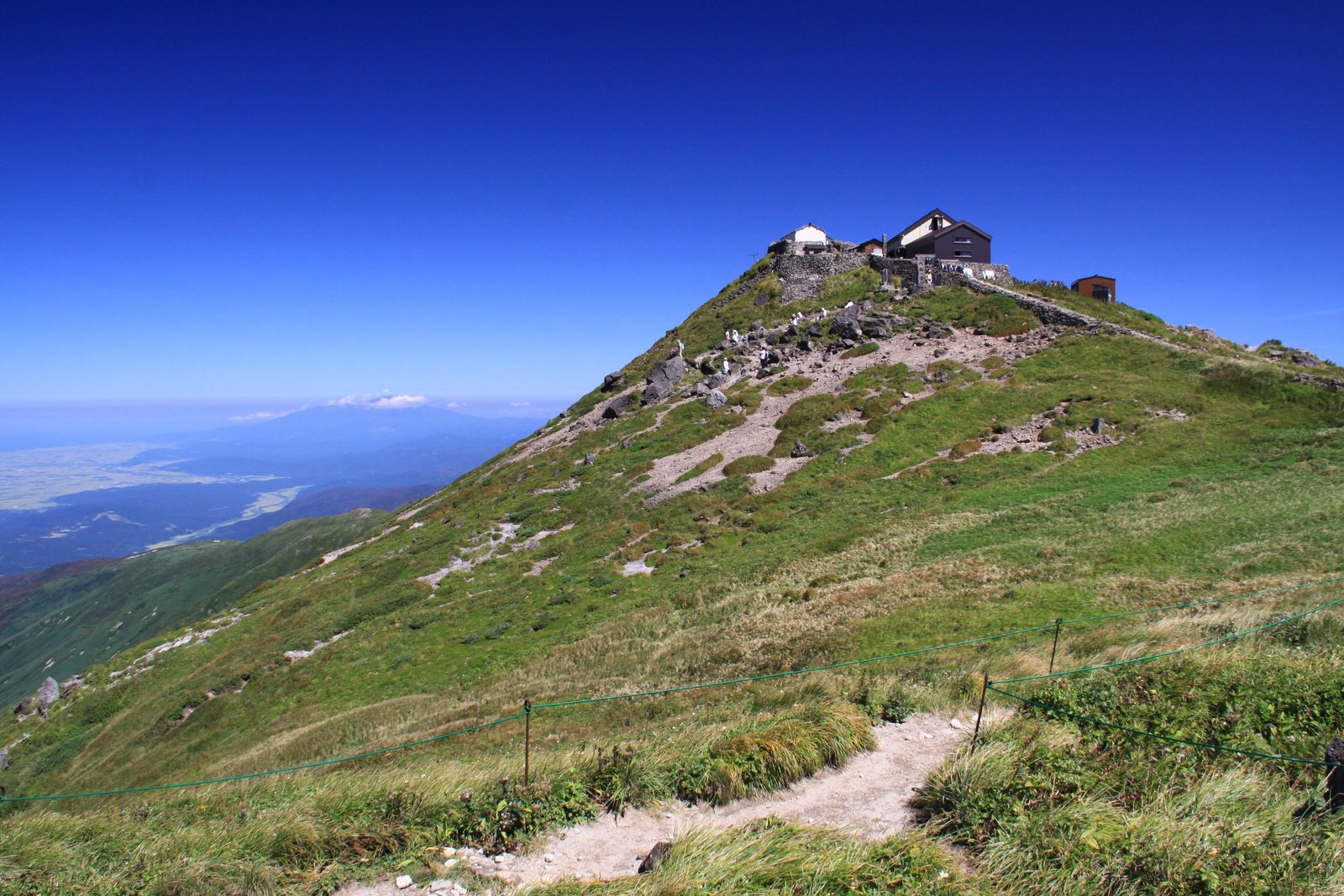 月山山頂の社殿を遠望する登拝者たち