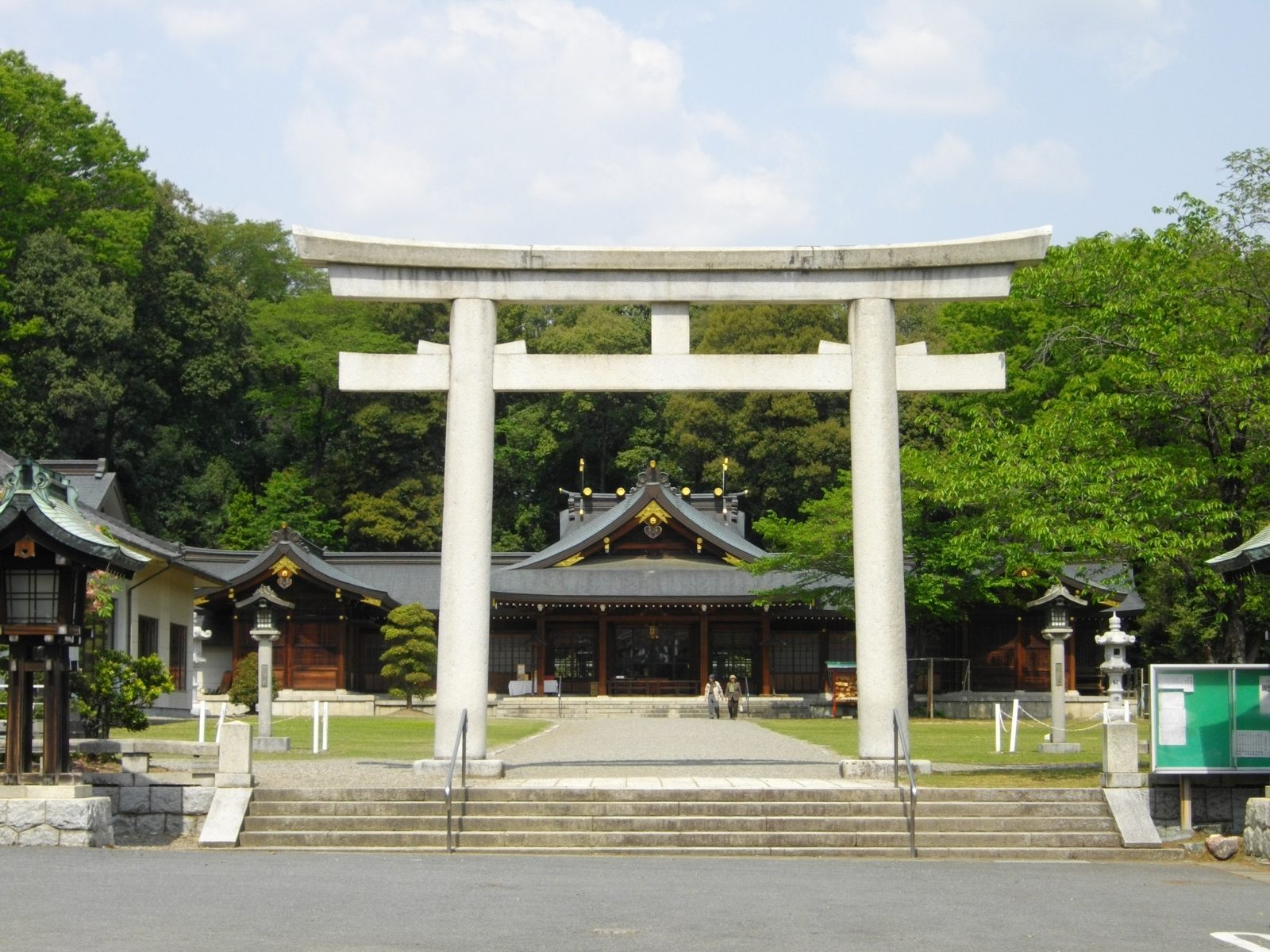 群馬県護国神社の鳥居と本殿