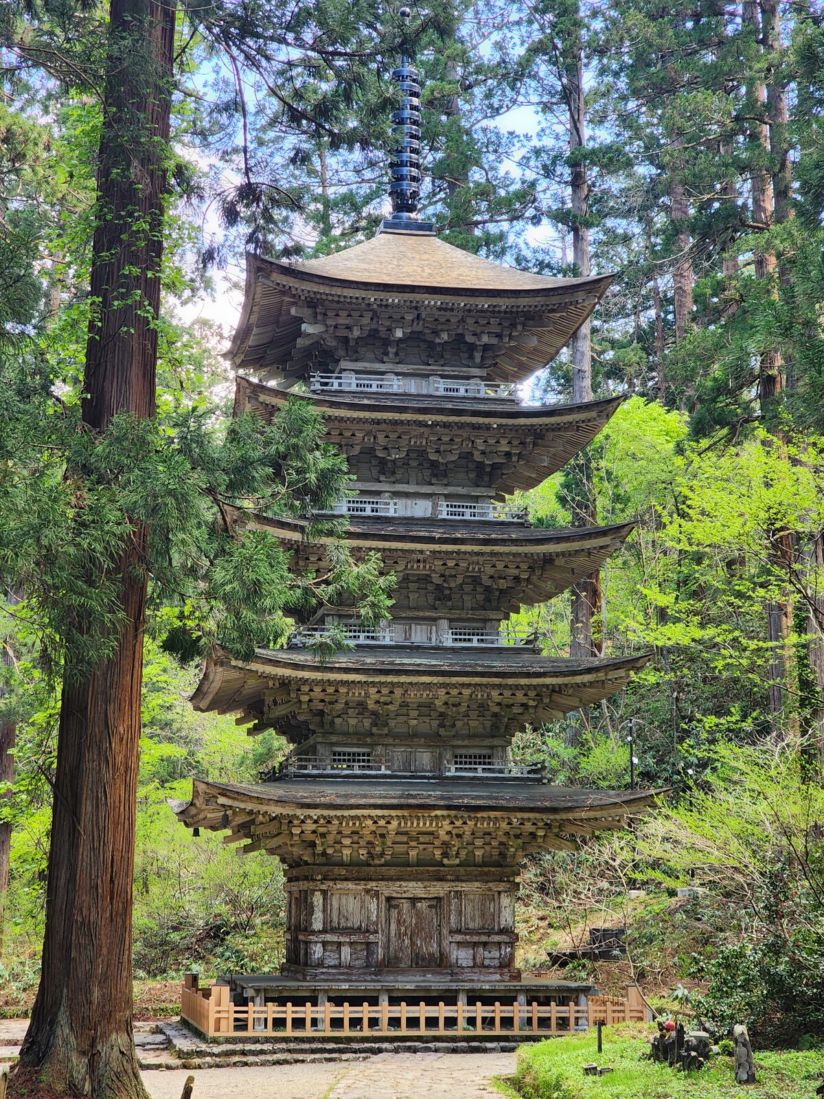 石灯籠越しに見る羽黒山五重塔の全景