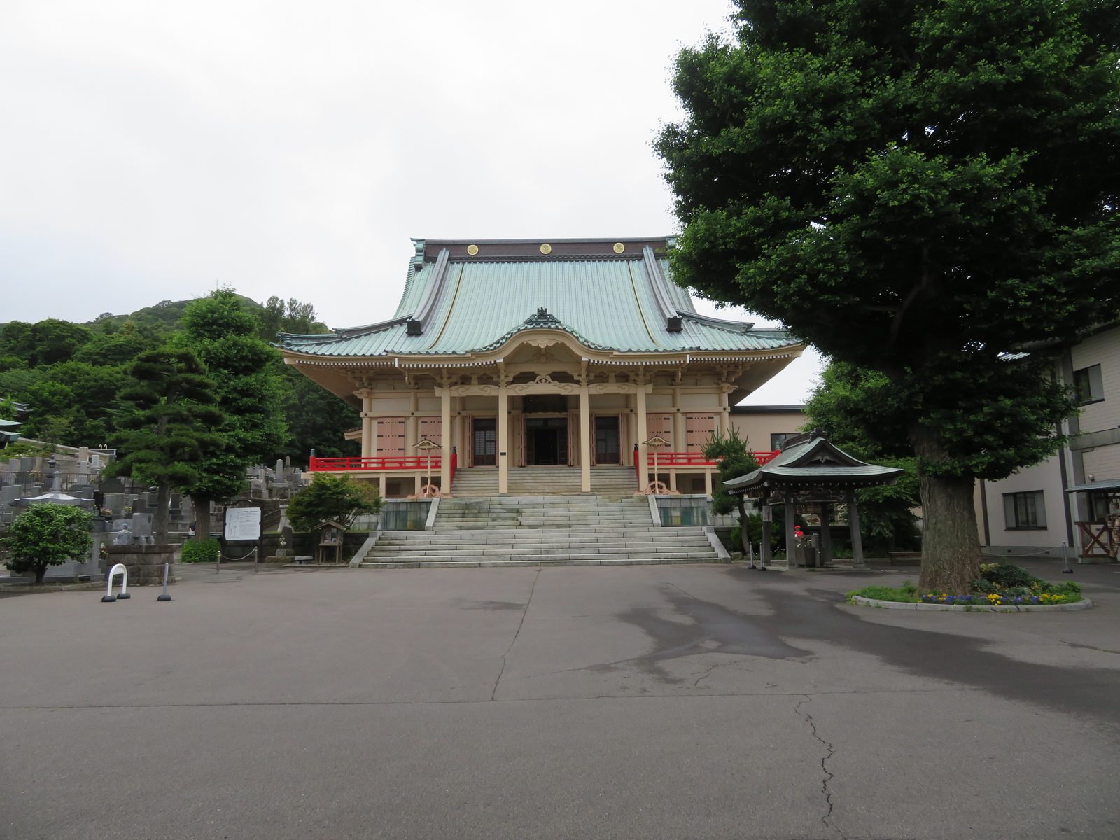 称名寺の本堂と境内