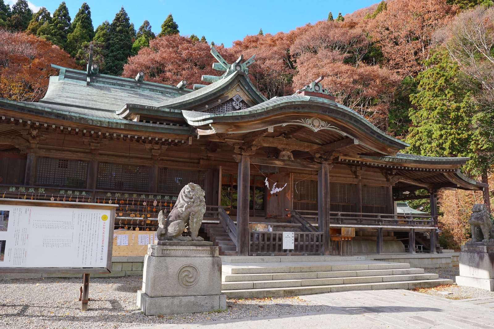 函館八幡宮の社殿を斜めから見上げた屋根の曲線
