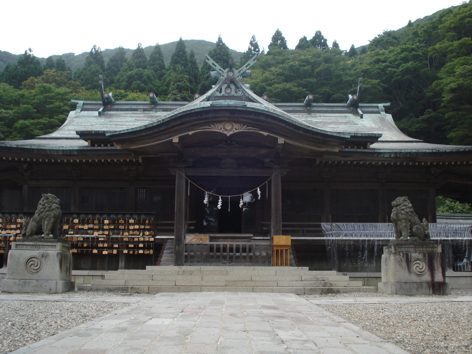 夏の緑に囲まれた函館八幡宮の社殿と狛犬