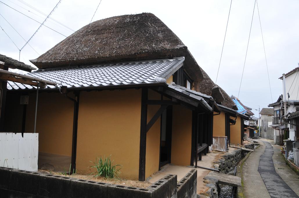 鹿島市浜地区、茅葺屋根の町家が並ぶ肥前浜宿の町並み