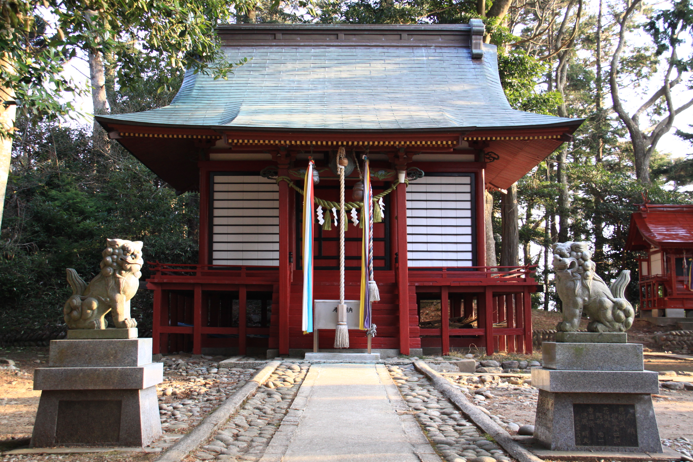 鼻節神社の朱塗りの拝殿と狛犬、宮城県七ヶ浜町