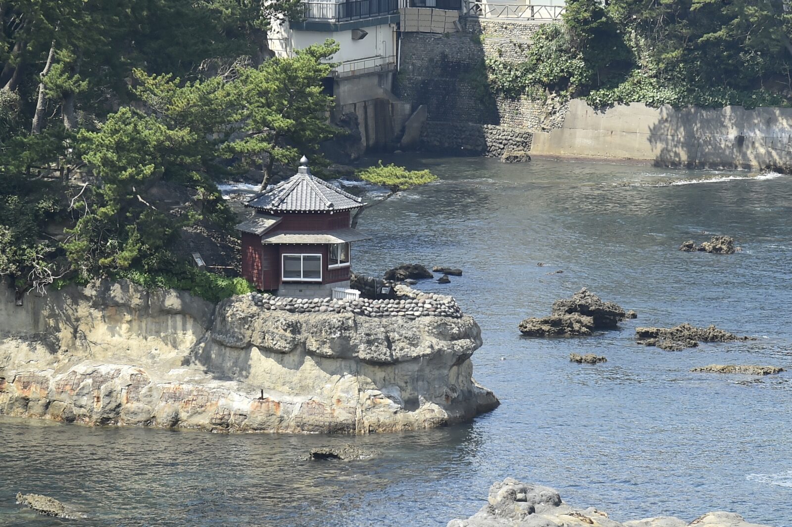 五浦海岸の六角堂