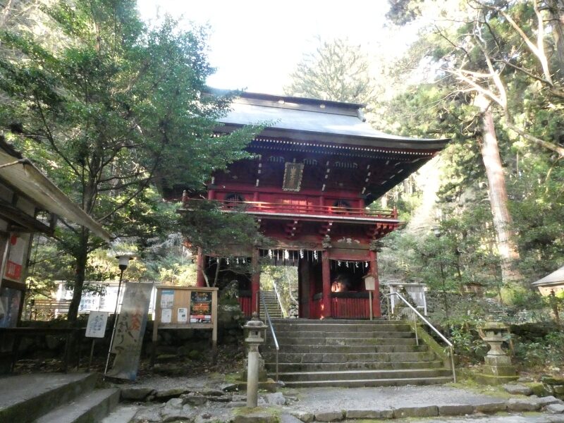 花園神社境内の石灯籠