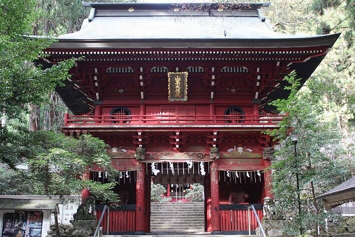 花園神社の朱塗りの楼門